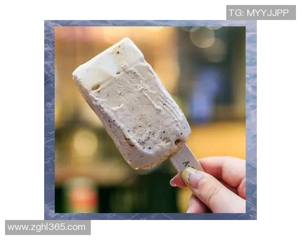 足球冰淇淋的奇妙结合让你在夏日尽享清凉与激情的双重体验 足球冰淇淋的奇妙结合让你在夏日尽享清凉与激情的双重体验