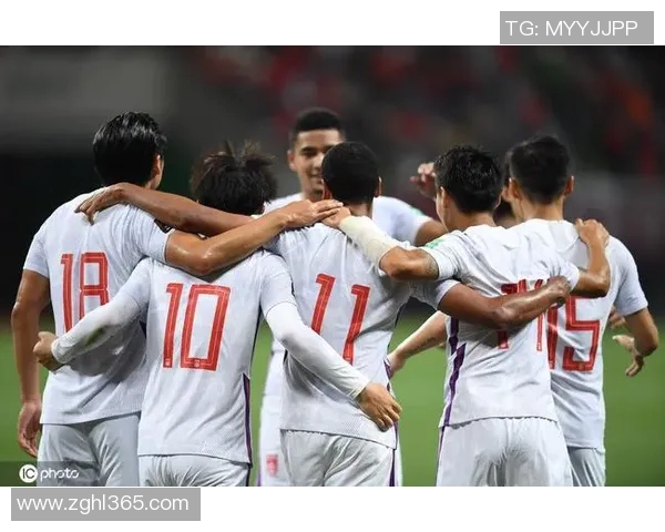 激情燃烧的绿茵场足球横幅标语传递团结与梦想的力量